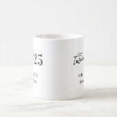 Trendy Black Script Typografy 2025 Abschluss Kaffeetasse (Mittel)