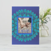 TRENDY BLAUE GREEN PEACOCK BIRD FEATHER GEMUSTERT EINLADUNG (Stehend Vorderseite)