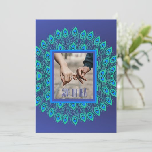 TRENDY BLAUE GREEN PEACOCK BIRD FEATHER GEMUSTERT EINLADUNG (Stehend Vorderseite)