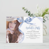 Trendy Blue Bow Foto Graduation Party Einladung (Stehend Vorderseite)