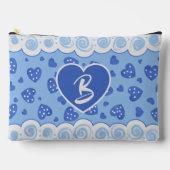 Trendy Blue Hearts mit Punkten und Wirbel Zubehörtasche (Vorderseite)