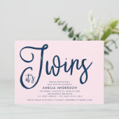 Trendy Blue Script It's Twins Girl Baby Shower Einladung (Stehend Vorderseite)