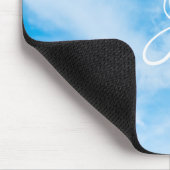Trendy Blue Sky White Clouds Handgeschriebenes Mon Mousepad (Ecke)