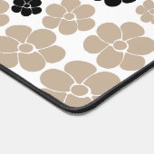 Trendy Blume Muster in Taupe, Black und White Schreibtischunterlage (Ecke)