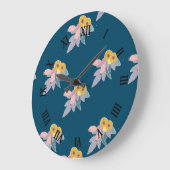 Trendy Blumenmuster auf marineblau Große Wanduhr (Winkel)