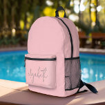 Trendy blush pink - moderner skriptgrauer Name Bedruckter Rucksack<br><div class="desc">Ein minimales Design mit einem rot rosa Hintergrund mit einem Namen in einem handgeschriebenen,  kalligraphischen Schriftart.</div>