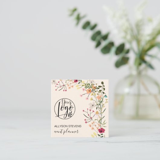 Trendy Boho Blumen-Event-Planer Logo qr Code Quadratische Visitenkarte (Stehend Vorderseite)