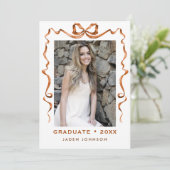Trendy Boho Bow Ribbon 4 FOTO Graduation Party Einladung (Stehend Vorderseite)