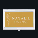 Trendy Boho Chic Minimalistisch Mustard Yellow Cus Visitenkarten Dose<br><div class="desc">Unser trendy Boho Chic Minimalistisch Mustard Yellow Custom Business Card Case, das perfekte Zubehör für das moderne berufliche. Dieses elegante und raffinierte Business-Card-Gehäuse mit elegantem Senfgelb und einer zarten, zeichnend Blume. Das minimalistische Design, ergänzt durch eine trendige Typografie, sorgt für ein elegantes und stilvolles Aussehen, das zeitlos und modern zugleich...</div>