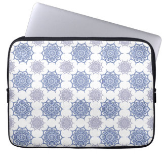 Trendy Boho Winter Blue, White Mandala Pattern Zen Laptopschutzhülle