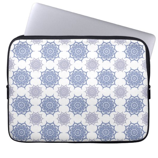 Trendy Boho Winter Blue, White Mandala Pattern Zen Laptopschutzhülle (Vorderseite)