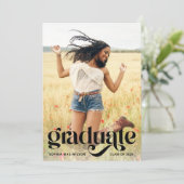 Trendy Bold Typografy Overlay Foto Grad Party Einladung (Stehend Vorderseite)