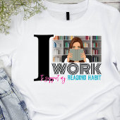 Trendy Bookworm arbeitet zur Unterstützung des Les T-Shirt