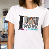 Trendy Bookworm arbeitet zur Unterstützung des Les T-Shirt