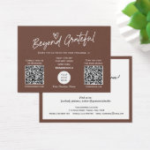 Trendy braune moderne Skript QR-Code Dank Karte (Schreibtisch)