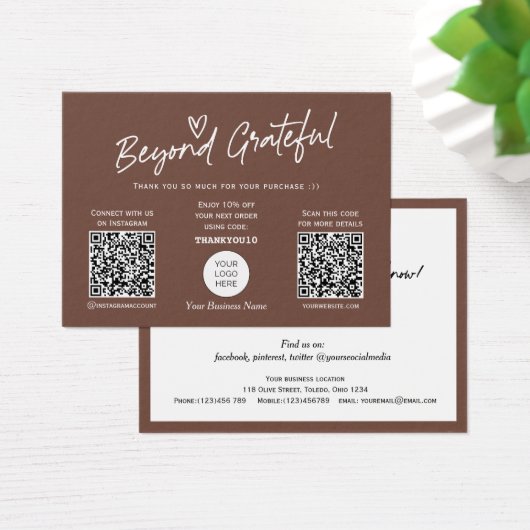 Trendy braune moderne Skript QR-Code Dank Karte (Schreibtisch)