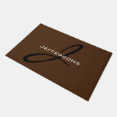 Trendy Brown Black Monogram Familienname Fußmatte (Schrägansicht)