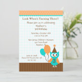 Trendy Brown Party Owl Birthday Einladung (Stehend Vorderseite)