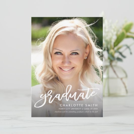 Trendy Brush Script Foto Abschluss Ankündigung (Stehend Vorderseite)