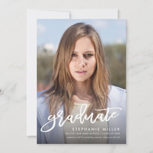 Trendy Brush Script Foto Abschluss Ankündigung (Vorderseite)