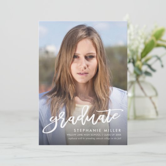 Trendy Brush Script Foto Abschluss Ankündigung (Stehend Vorderseite)