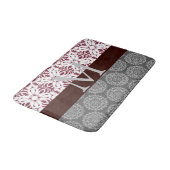 Trendy Burgundy und Gray Damask Monogram Badematte (Schrägansicht)