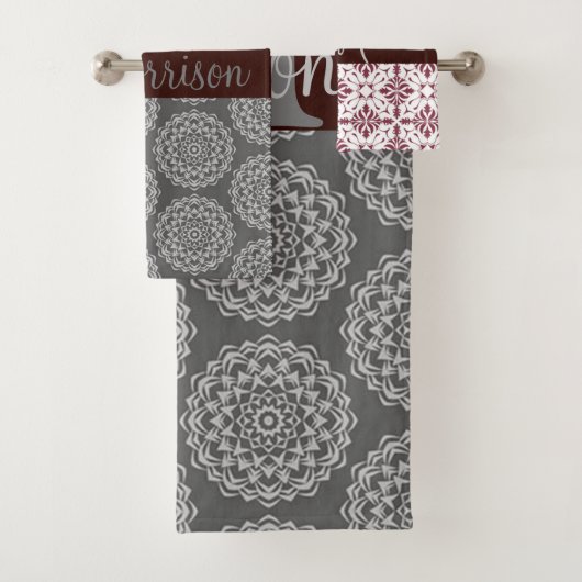 Trendy Burgundy und Gray Damask Monogram Badhandtuch Set (Insitu)