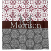 Trendy Burgundy und Gray Damask Monogram Duschvorhang (Vorderseite)