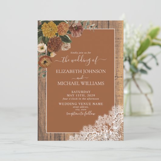 Trendy Burnt Orange Rustic Wood Script Wedding Einladung (Stehend Vorderseite)
