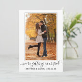 Trendy Calligraphy Script Getting Heiried Save The Date (Stehend Vorderseite)