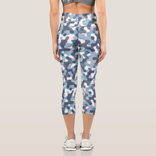 Trendy Camouflage Tarnung in blauen Farbtönen Capri Leggings (Rückseite)