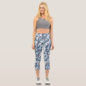 Trendy Camouflage Tarnung in blauen Farbtönen Capri Leggings (Vorderseite)
