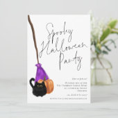 Trendy Cat Broomstick Spooky Halloween-Party Einladung (Stehend Vorderseite)
