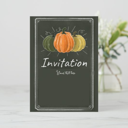 Trendy Chalk Pumpkin auf schwarzer Tafel Einladung (Stehend Vorderseite)