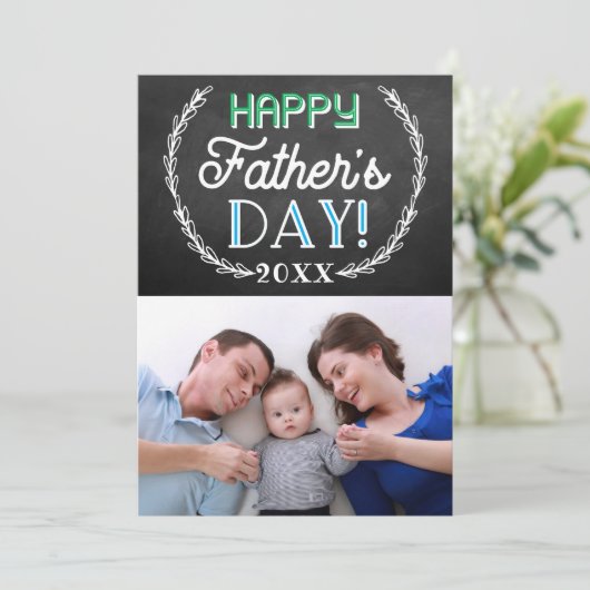 Trendy Chalkboard Custom Foto Vatertag Einladung (Stehend Vorderseite)
