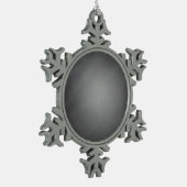 Trendy Chalkboard Vignette Schneeflocken Zinn-Ornament (Links)