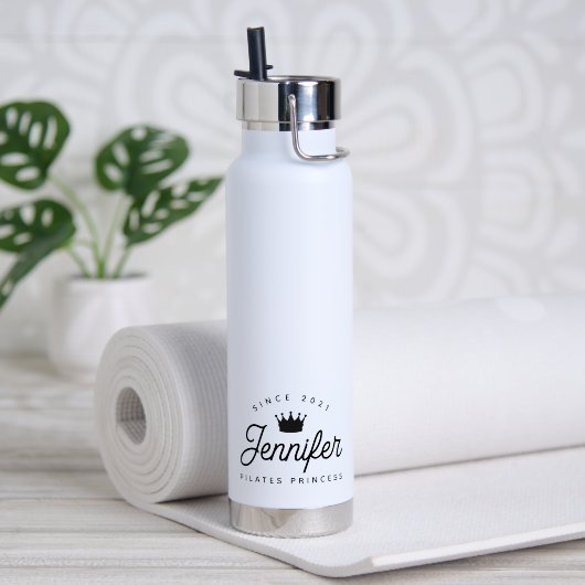 Trendy Chic Pilates Princess Black Typography Trinkflasche (Yoga (gedreht)
