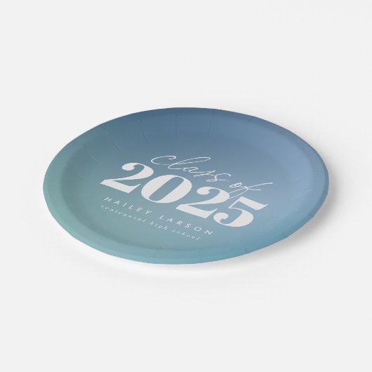 Trendy Class of 2024 Blue Gradient Abschluss Pappteller (Schrägansicht)