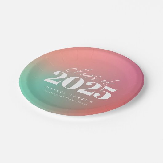 Trendy Class of 2024 Pink Gradient Abschluss Pappteller (Schrägansicht)