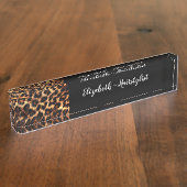 Trendy Classy Hairstylist Monogram Leopard Namensplakette (Seite)