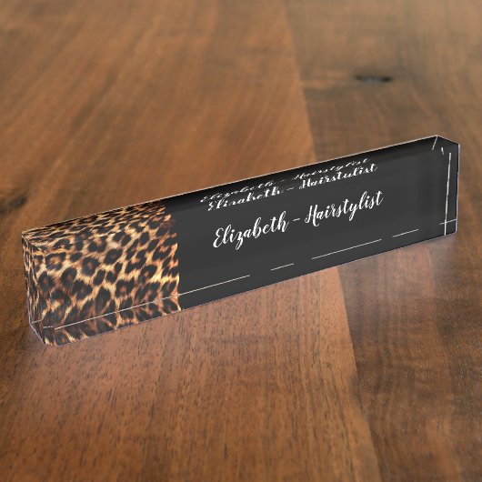 Trendy Classy Hairstylist Monogram Leopard Namensplakette (Seite)