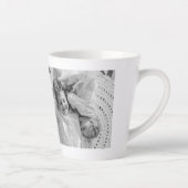 Trendy Collage Family Foto Black & White Initial Milchtasse (Rechts)