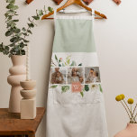 Trendy Collage Family Foto mit Blume-Geschenk Schürze<br><div class="desc">Erleben Sie wunderschöne Erinnerungen mit unserem Foto "Trendy Collage Family" mit Blume-Kollektion auf Zazzle. Dieses einzigartige und personalisierte Geschenk eignet sich hervorragend, um Ihre gepflegten Familienmomente zu präsentieren und dabei die Eleganz der Blume und die persönliche Touch der Initialen zu berücksichtigen. Mit unserem Collage Design können Sie mehrere Fotos der...</div>