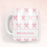 Trendy Coquette Bridesmaid Pink Bow Kaffeetasse<br><div class="desc">Trendy Pink Bow Bridesmaid Tasse für Ihre Kokette Girl Gang Planen Sie eine Hochzeit voller Spaß und kokette Vibes? Schauen Sie sich nur die trendy Pink Bow Bridesmaid Coffee Tasse an, um Ihr #bridesmaidgift-Foto zu vervollständigen. Diese Tasse ist mehr als nur ein Coffein-Begleiter; es ist ein stilvolles Statement, das Ihre...</div>