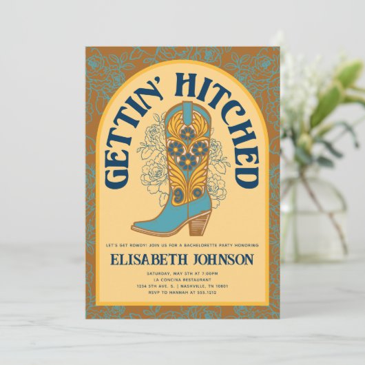 Trendy Cowboy Boot Gettin' Hitched Bachelorette Einladung (Stehend Vorderseite)