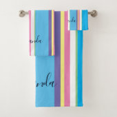 Trendy Cursive Mit Monogramm Rainbow Badhandtuch Set (Insitu)