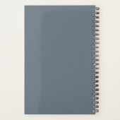 Trendy Dusty Blue Modern Monogram Weekly Planer (Rückseite)
