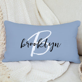 Trendy Dusty Blue Schwarz-weiß Script Monogram Lendenkissen