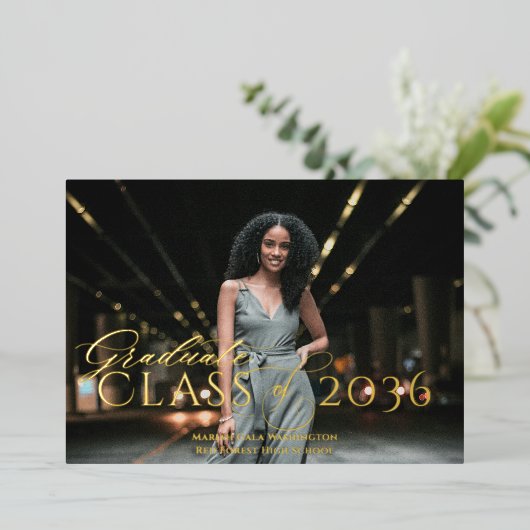 Trendy Elegant Classic Script Foto Abschluss Folieneinladung (Stehend vorne)