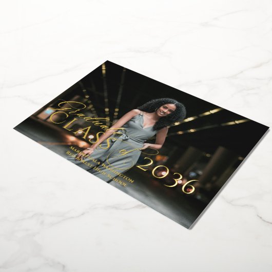 Trendy Elegant Classic Script Foto Abschluss Folieneinladung (Gedreht)